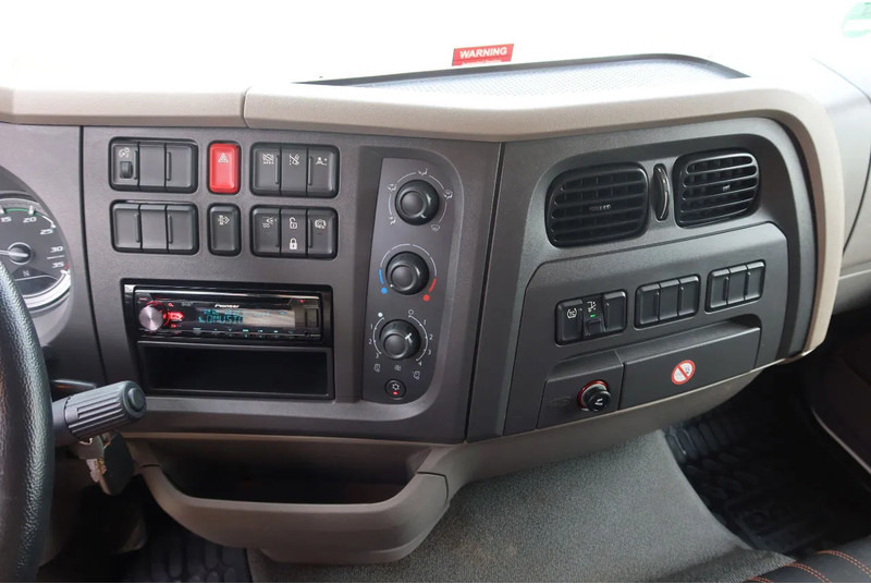 Box truck DAF LF 210 Bakwagen+ Dhollandia 1500 kg: picture 8