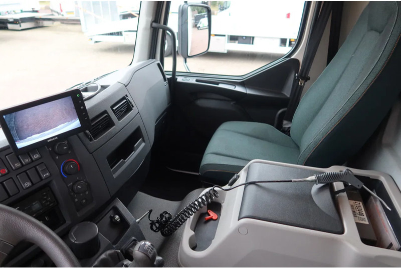 Volvo FL 250 Bakwagen + Dhollandia 1500 kg - Box truck: picture 5 Volvo FL 250 Bakwagen + Dhollandia 1500 kg - Box truck: picture 5