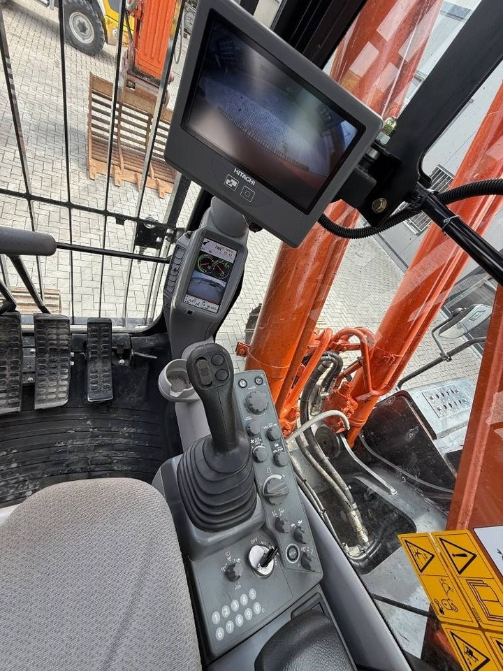 Crawler excavator Hitachi ZX 250 LC N-6: picture 11
