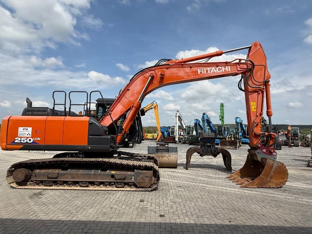 Crawler excavator Hitachi ZX 250 LC N-6: picture 6