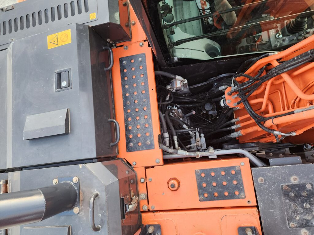 Wheel excavator HITACHI ZX145W-6: picture 6