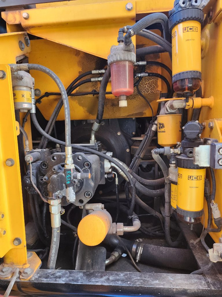 Crawler excavator JCB JS131LC: picture 6