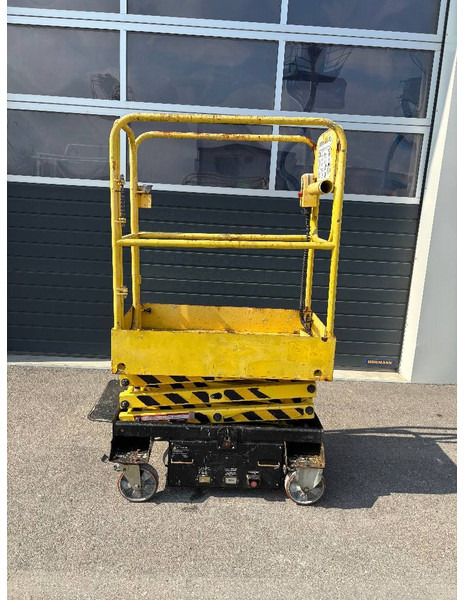 Boss 4,55m Arbeitsbühne Personenlift, BJ 2009 - Scissor lift: picture 1 Boss 4,55m Arbeitsbühne Personenlift, BJ 2009 - Scissor lift: picture 1