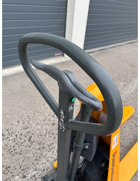 Jungheinrich Scherenhubwagen AMX 10e - Stacker: picture 3 Jungheinrich Scherenhubwagen AMX 10e - Stacker: picture 3