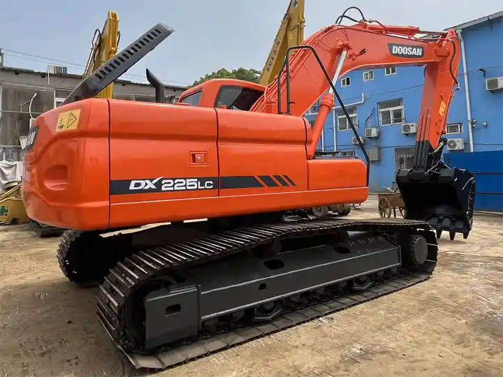 20 ton heavy machine used excavator digger doosan dx225lc with good performance - Crawler excavator: picture 4 20 ton heavy machine used excavator digger doosan dx225lc with good performance - Crawler excavator: picture 4