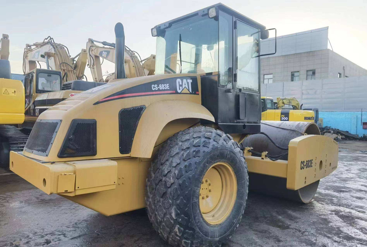 Good Quality Road Roller Caterpillar Cs683e Used Original Japan Road Roller Cat Cs683e Caterpillar Compactor Rollers - Road roller: picture 3 Good Quality Road Roller Caterpillar Cs683e Used Original Japan Road Roller Cat Cs683e Caterpillar Compactor Rollers - Road roller: picture 3