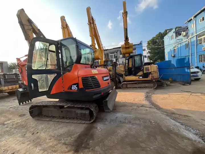 Original Top Sale High Performance Slightly Used Doosan Dx60 Tracked Excavator For Landscaping In Shanghai - Crawler excavator: picture 4 Original Top Sale High Performance Slightly Used Doosan Dx60 Tracked Excavator For Landscaping In Shanghai - Crawler excavator: picture 4