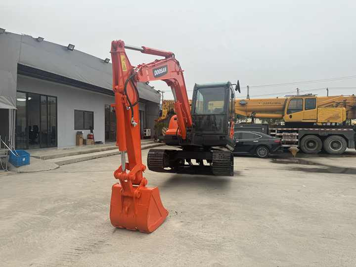 Top Grade in Stock Doosan DX60 Used 6 Ton Hydraulic Crawler Excavator Digger High Quality Factory Price Used 6 Ton - Crawler excavator: picture 5 Top Grade in Stock Doosan DX60 Used 6 Ton Hydraulic Crawler Excavator Digger High Quality Factory Price Used 6 Ton - Crawler excavator: picture 5