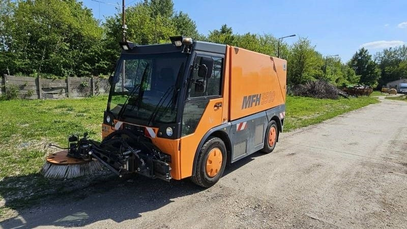 Mfh 5500 sweeper - with air conditionier - Road sweeper: picture 2 Mfh 5500 sweeper - with air conditionier - Road sweeper: picture 2