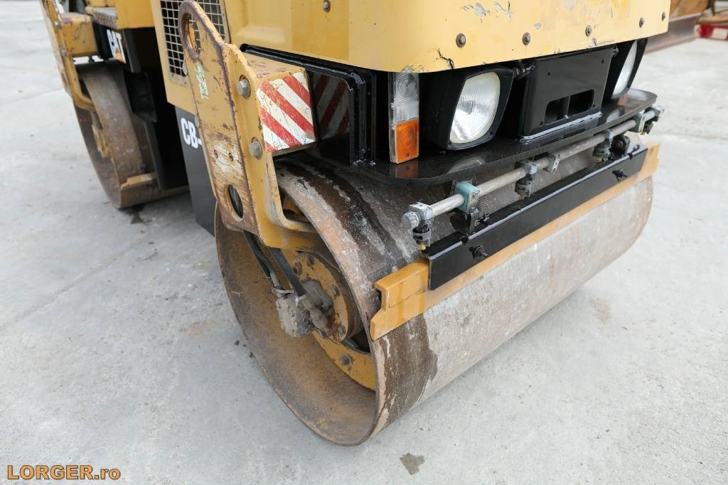Road roller CAT CB 224 E: picture 6