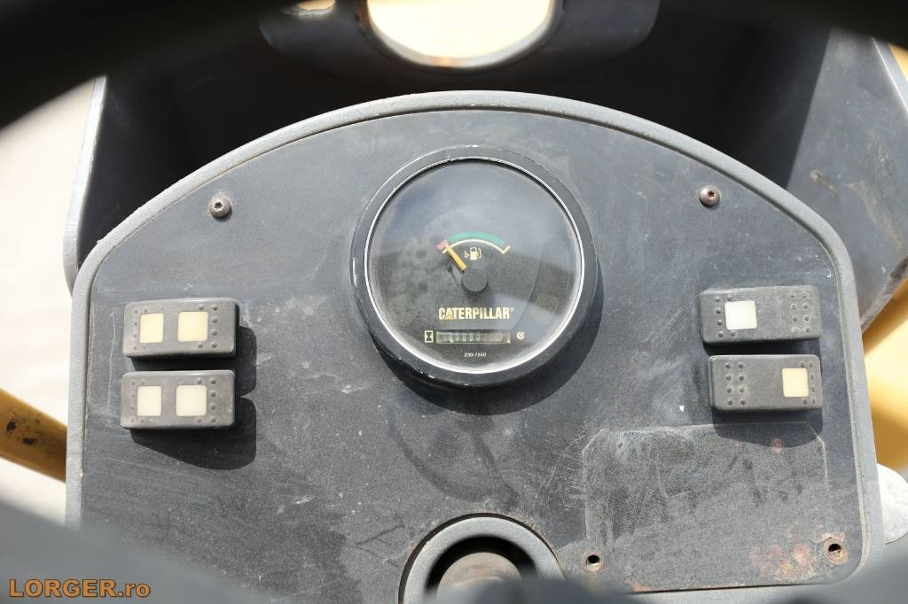 Road roller CAT CB 224 E: picture 10