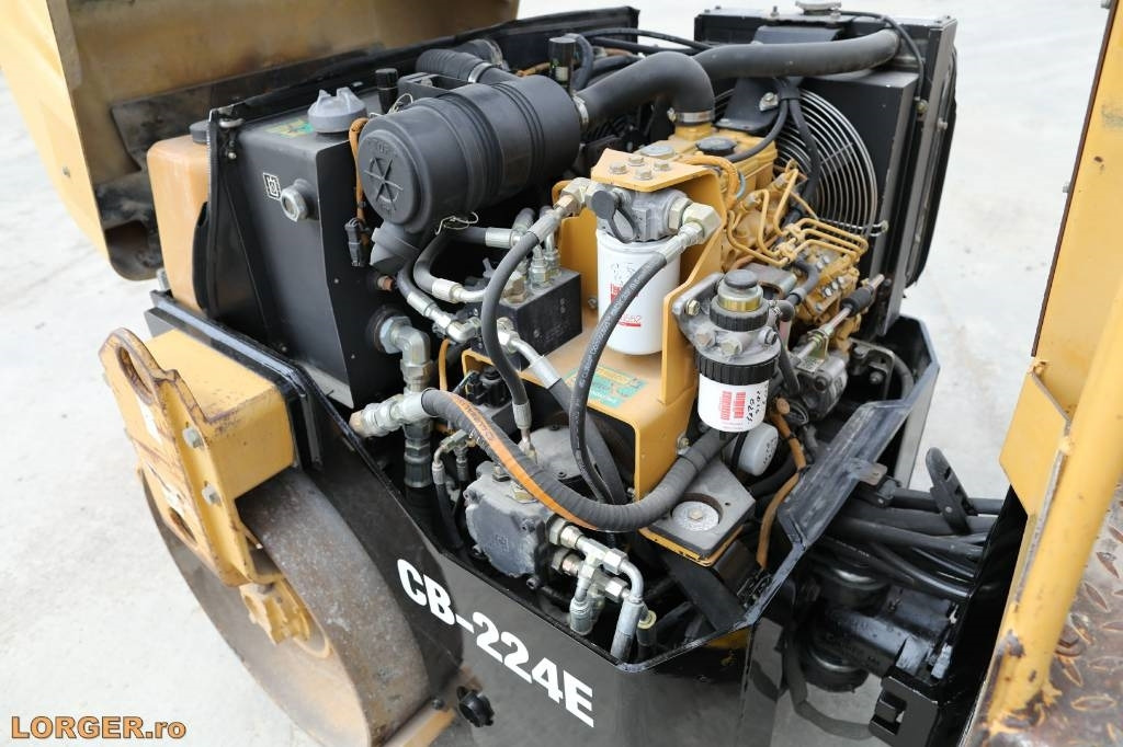 Road roller CAT CB 224 E: picture 7