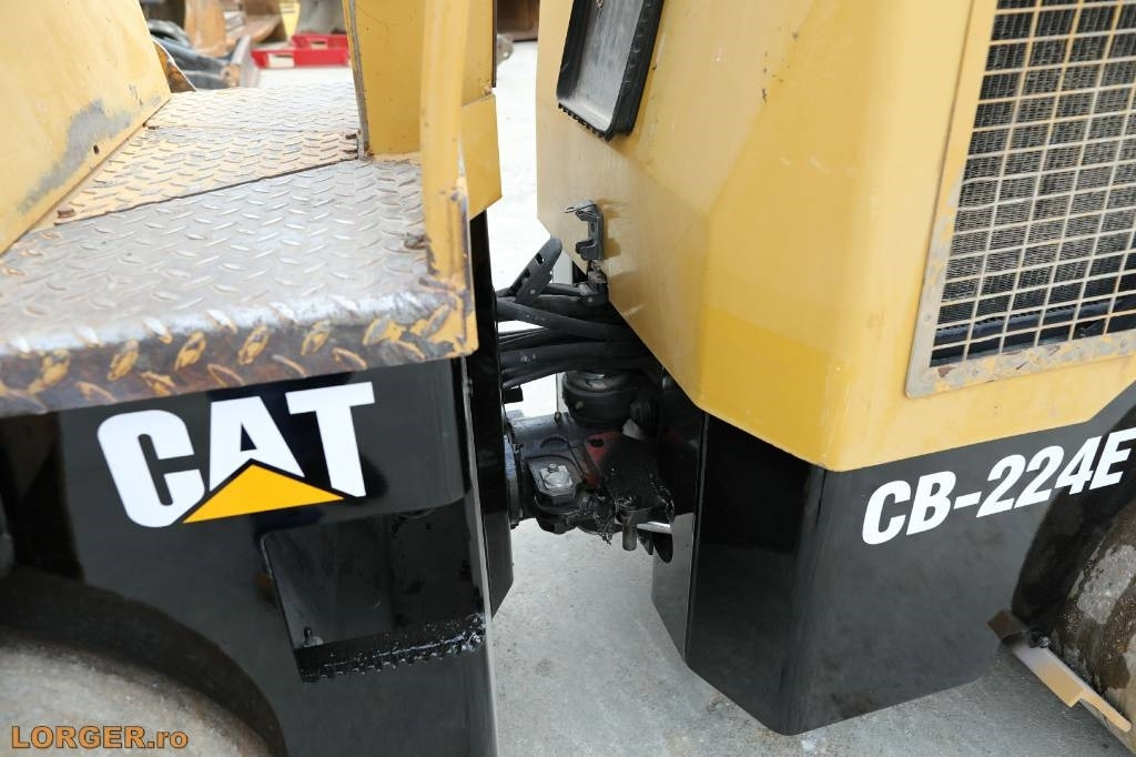 Road roller CAT CB 224 E: picture 12