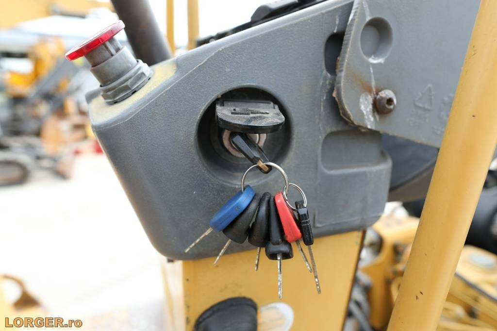Road roller CAT CB 224 E: picture 13