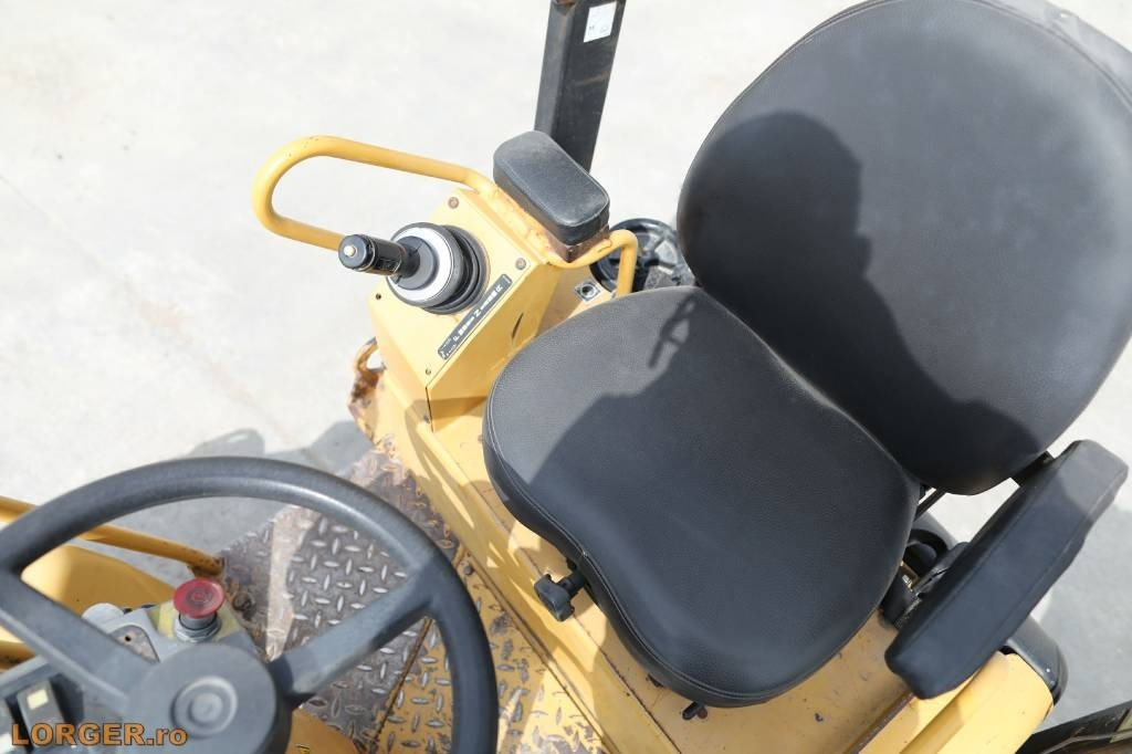 Road roller CAT CB 224 E: picture 8