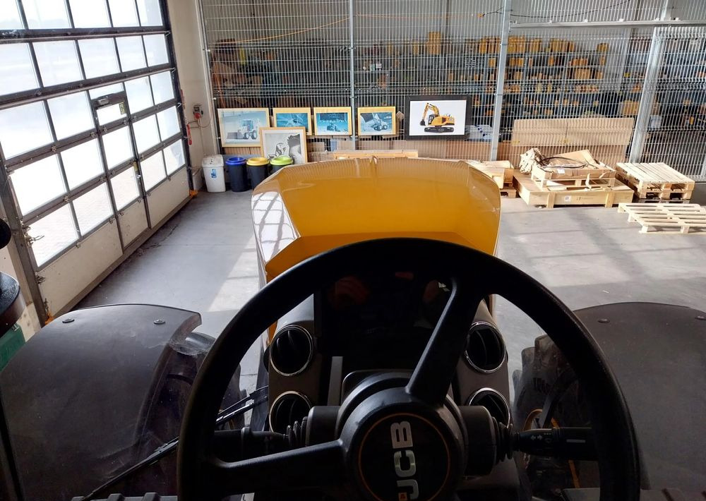 JCB 8330 iCon - Farm tractor: picture 5 JCB 8330 iCon - Farm tractor: picture 5