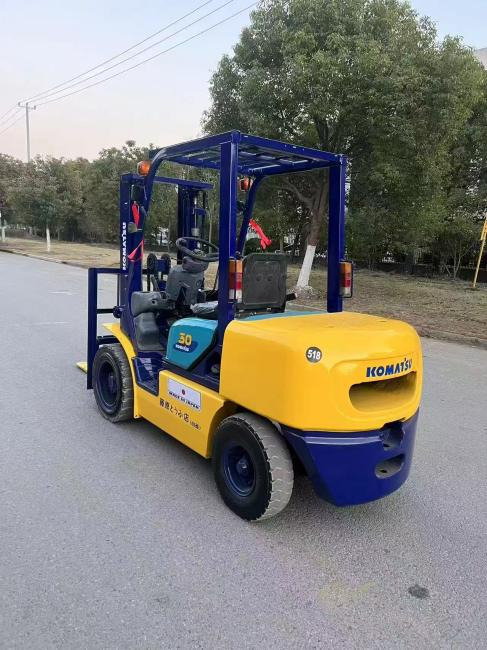 Komatsu FD30 - Scissor lift: picture 2 Komatsu FD30 - Scissor lift: picture 2