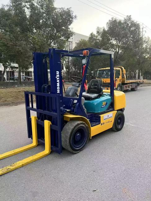 Komatsu FD30 - Scissor lift: picture 4 Komatsu FD30 - Scissor lift: picture 4
