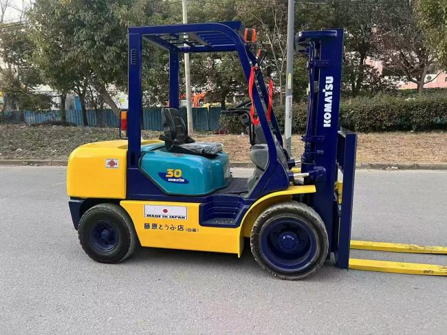 Komatsu FD30 - Scissor lift: picture 3 Komatsu FD30 - Scissor lift: picture 3