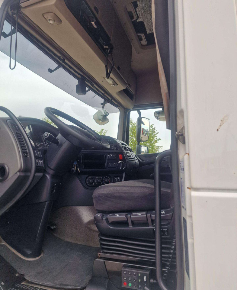 Container transporter/ Swap body truck DAF XF 460: picture 15