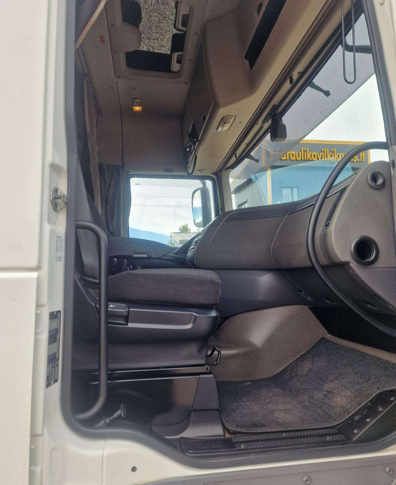 Container transporter/ Swap body truck DAF XF 460: picture 9