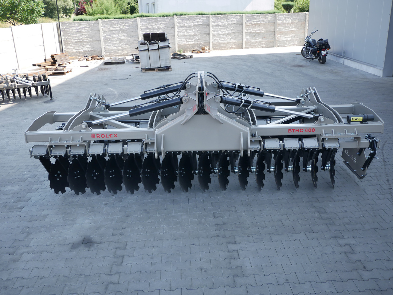 ROLEX Hydraulische Scheibenegge / Hydraulic discs harrow / Dechaumeur à disques / Erpice a dischi / Гидравлическая дисковая борона тяжёлая / Brona talerzowa hydraulicznie składana ciężka 4 m - Disc harrow: picture 3 ROLEX Hydraulische Scheibenegge / Hydraulic discs harrow / Dechaumeur à disques / Erpice a dischi / Гидравлическая дисковая борона тяжёлая / Brona talerzowa hydraulicznie składana ciężka 4 m - Disc harrow: picture 3