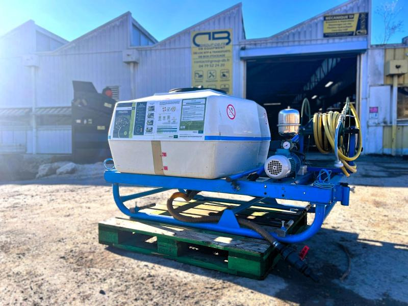 BLANCHARD CUVE D'ARROSAGE PULVERISATEUR AVEC POMPE ELECTRIQUE SUR BERCE (NET DE TVA) - Tractor mounted sprayer: picture 1 BLANCHARD CUVE D'ARROSAGE PULVERISATEUR AVEC POMPE ELECTRIQUE SUR BERCE (NET DE TVA) - Tractor mounted sprayer: picture 1