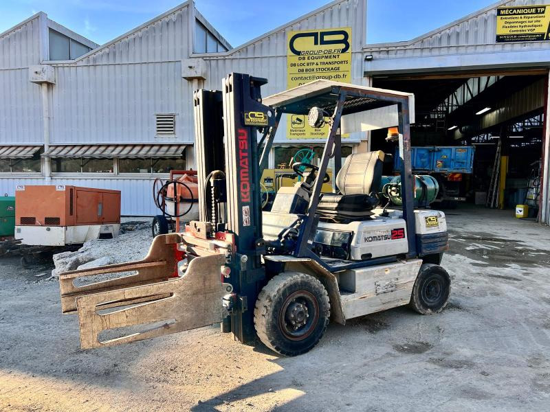 KOMATSU Chariot élévateur à gaz FG25T-11E (AVEC PINCE) - LPG forklift: picture 1 KOMATSU Chariot élévateur à gaz FG25T-11E (AVEC PINCE) - LPG forklift: picture 1