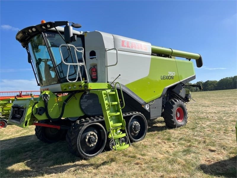 Claas Lexion 750 c/w V900 Header - Harvester attachment: picture 1 Claas Lexion 750 c/w V900 Header - Harvester attachment: picture 1