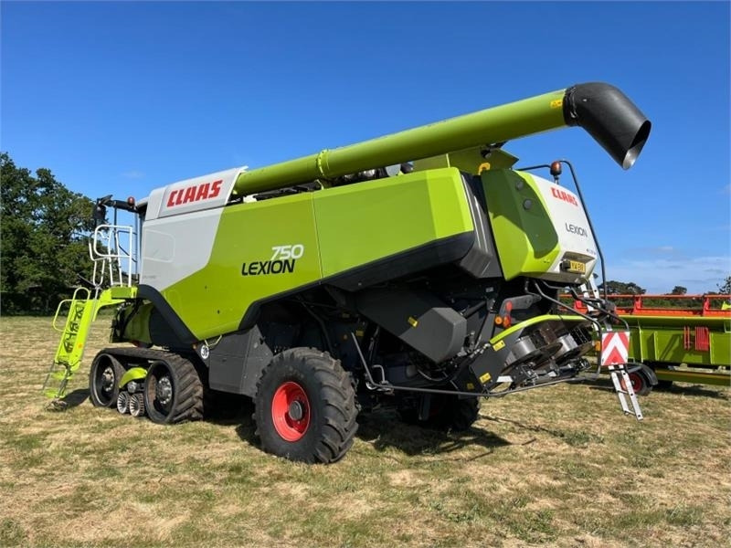 Claas Lexion 750 c/w V900 Header - Harvester attachment: picture 2 Claas Lexion 750 c/w V900 Header - Harvester attachment: picture 2