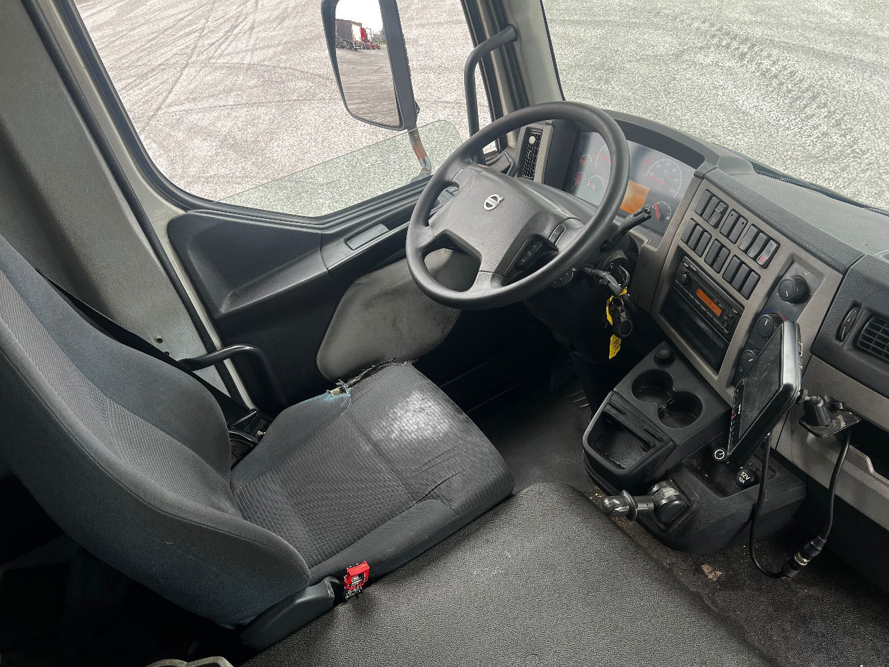 Lease a  Volvo FL 12.240 Euro 5, NL truck Volvo FL 12.240 Euro 5, NL truck: picture 9