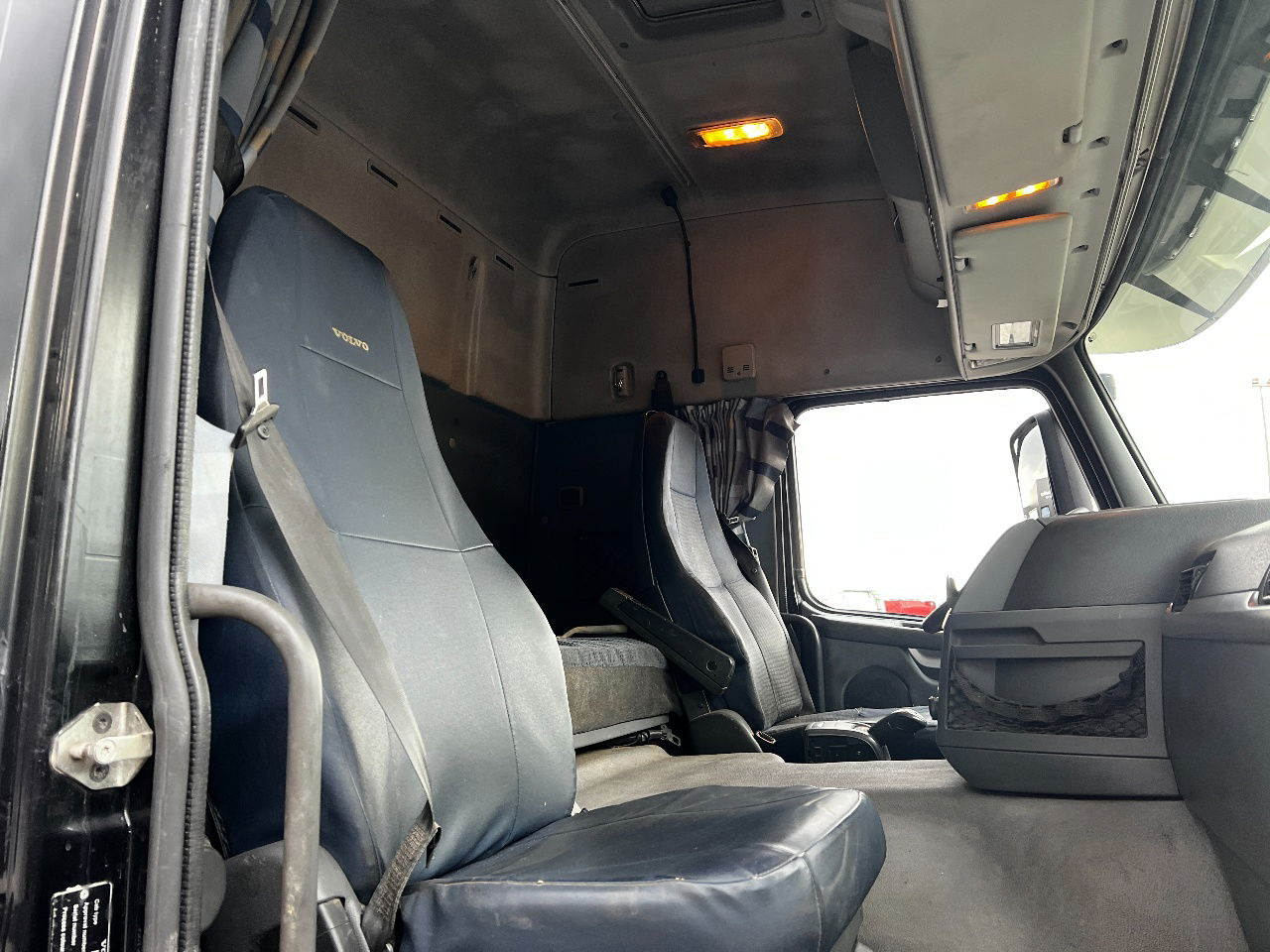 Box truck Volvo FM 9.300 Globe 6x2, Euro 5: picture 14