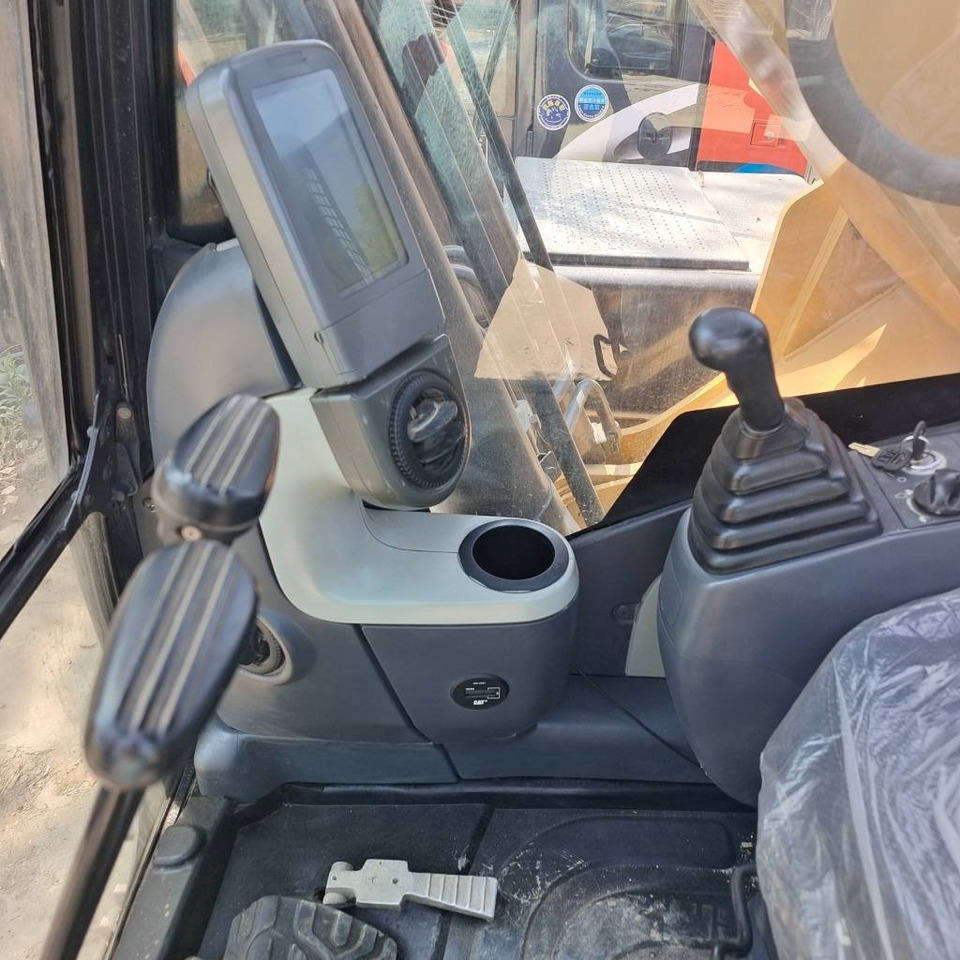 CAT 320D2 - Crawler excavator: picture 2 CAT 320D2 - Crawler excavator: picture 2