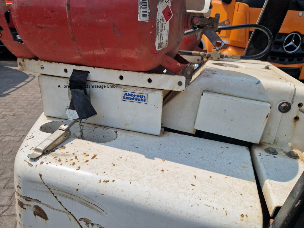 Nissan BF 03-40 4t Stapler - Forklift: picture 5 Nissan BF 03-40 4t Stapler - Forklift: picture 5
