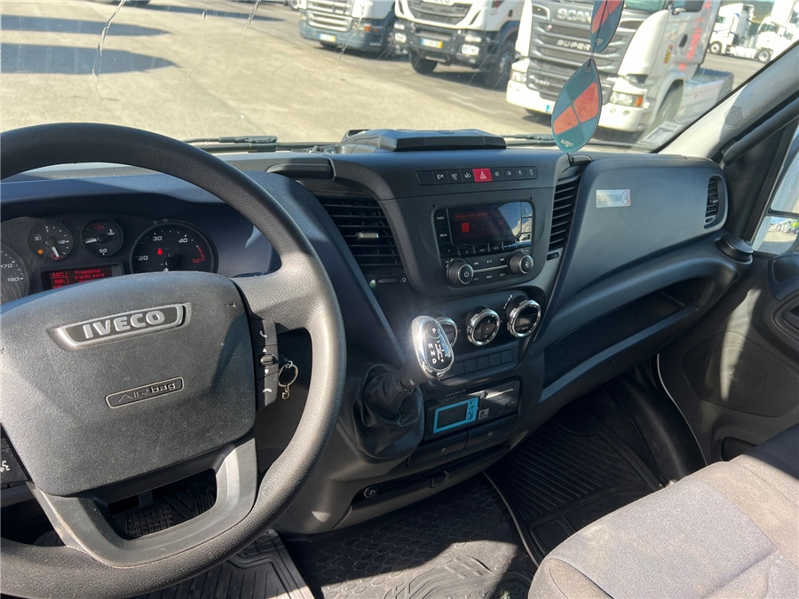 Interior photo 2: Refrigerated van Iveco daily 35-180