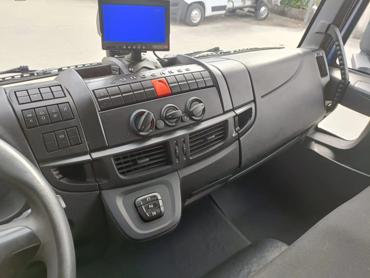 IVECO EUROCARGO 120E22P - Cab chassis truck: picture 3 IVECO EUROCARGO 120E22P - Cab chassis truck: picture 3