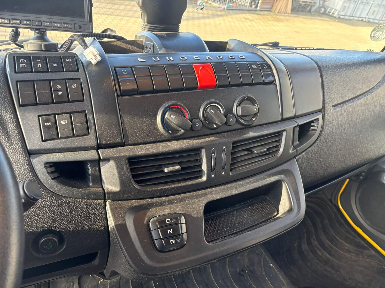 IVECO EUROCARGO 120E25P - Curtainsider truck: picture 3 IVECO EUROCARGO 120E25P - Curtainsider truck: picture 3