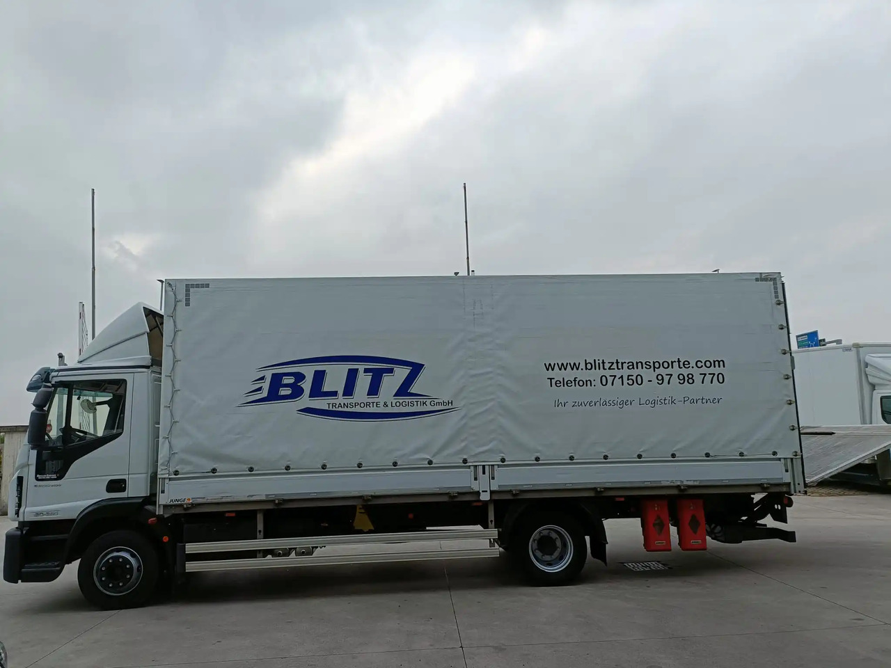 IVECO EUROCARGO 120E25P - Curtainsider truck: picture 4 IVECO EUROCARGO 120E25P - Curtainsider truck: picture 4