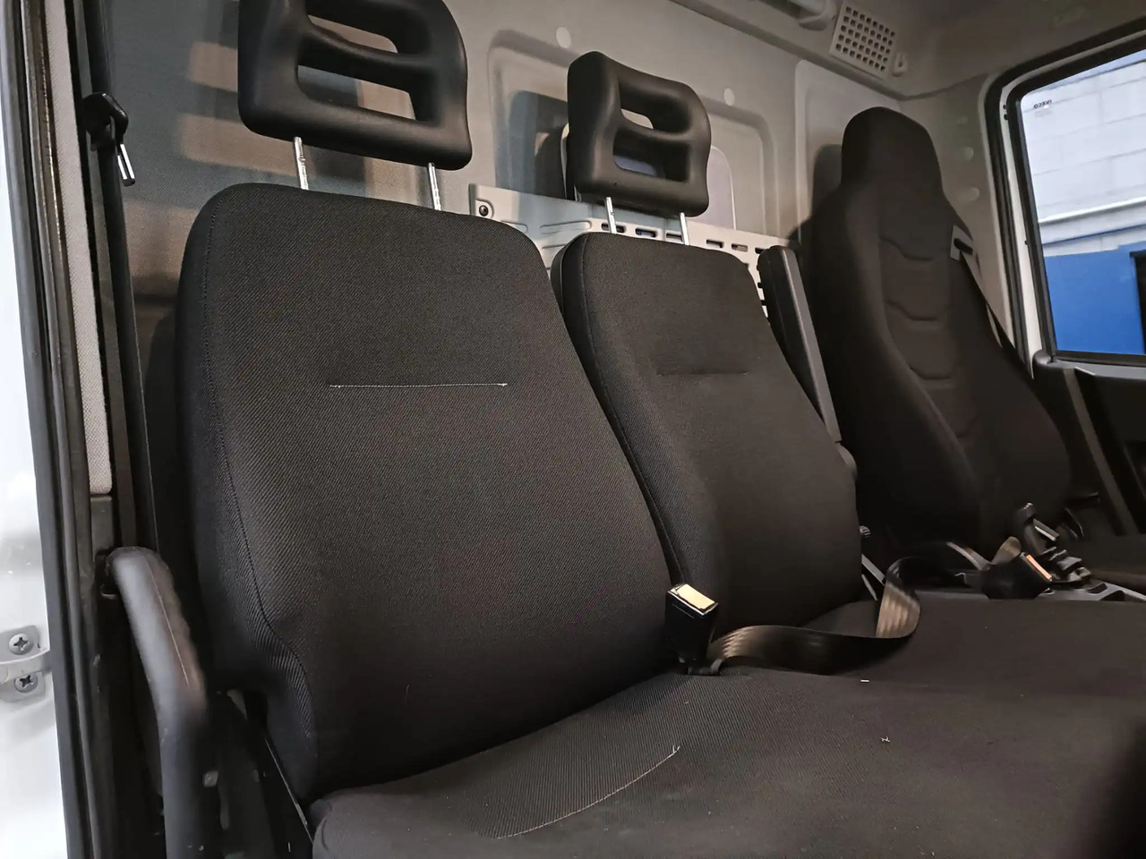 Box truck IVECO EUROCARGO 75E19 / 80E19 / 86E19: picture 15