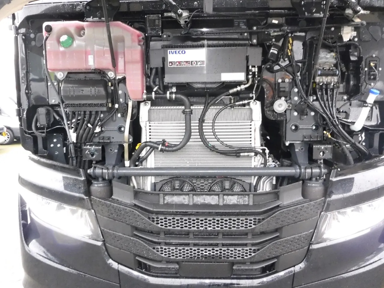 Cab chassis truck IVECO S-WAY 570 TP FULL: picture 12