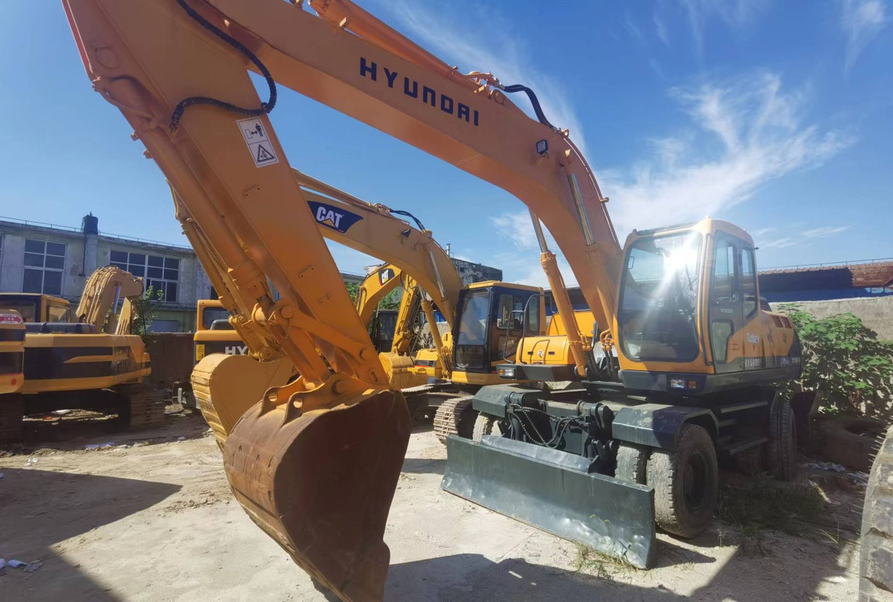 HYUNDAI ROBEX 210W-9 - Wheel excavator: picture 1 HYUNDAI ROBEX 210W-9 - Wheel excavator: picture 1
