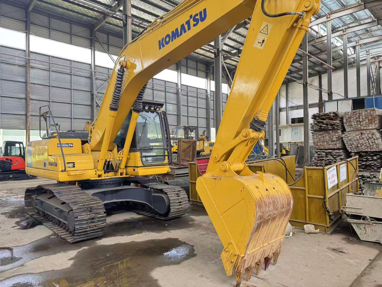 KOMATSU PC200-8 - Crawler excavator: picture 1 KOMATSU PC200-8 - Crawler excavator: picture 1