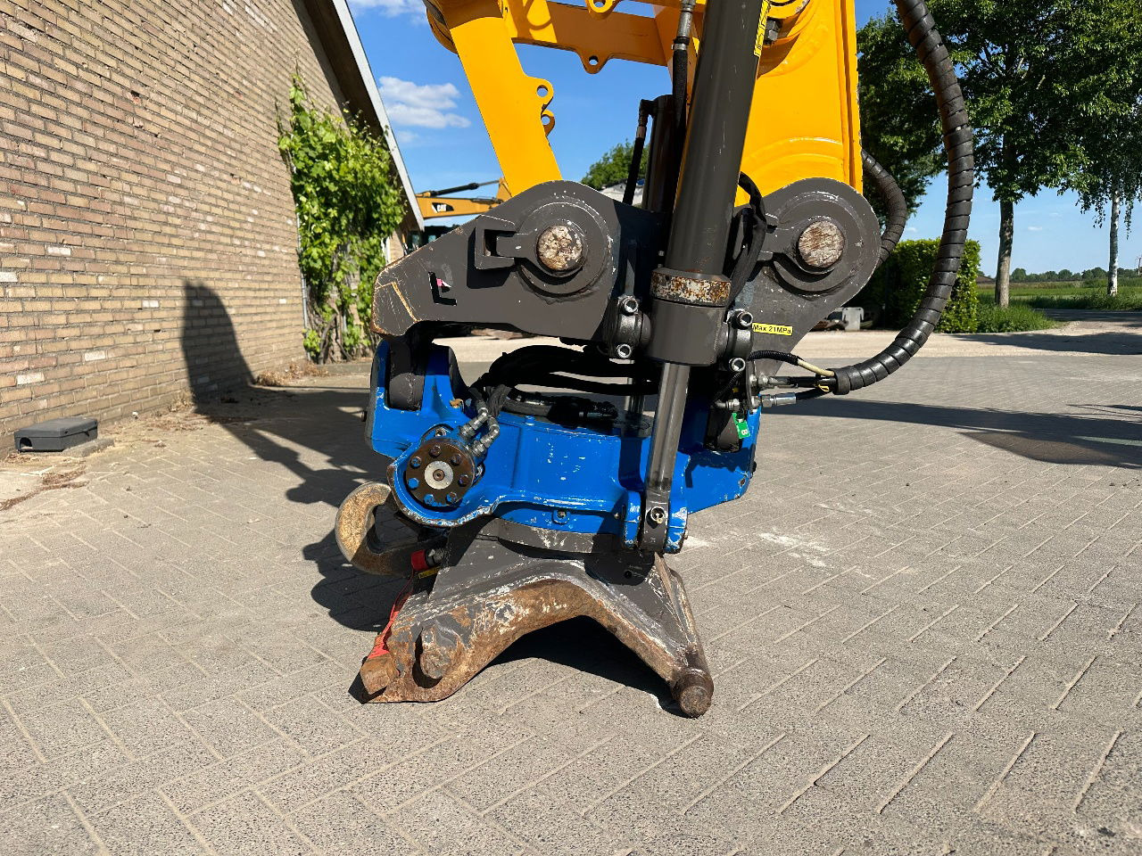 Crawler excavator JCB JS220LC: picture 12