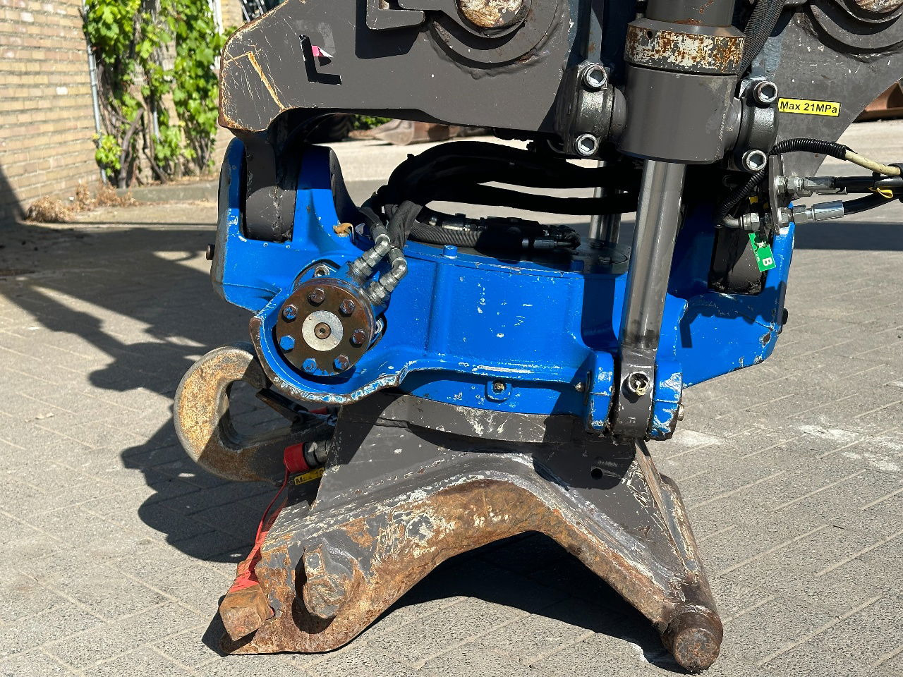 Crawler excavator JCB JS220LC: picture 13