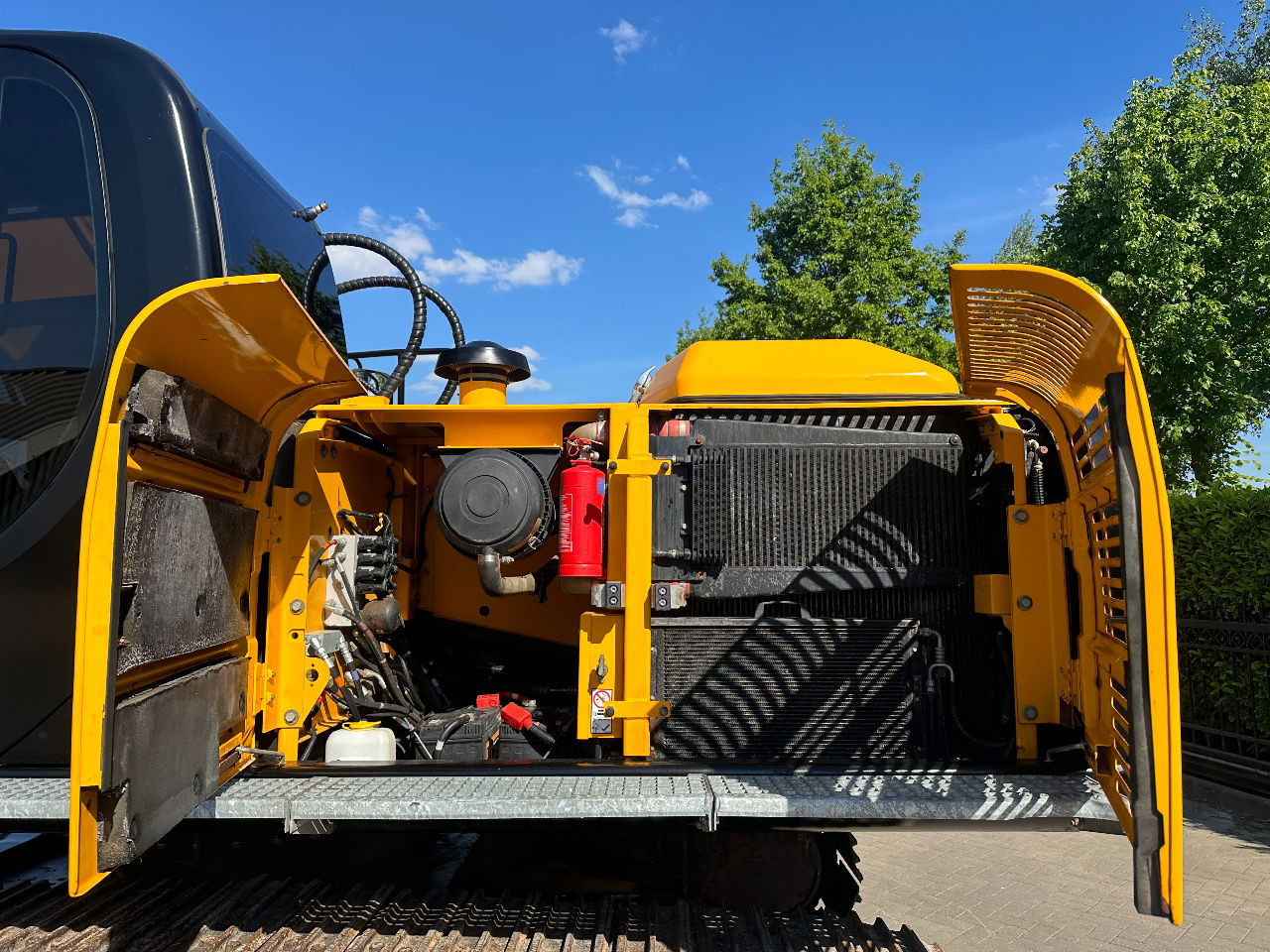 Crawler excavator JCB JS220LC: picture 16