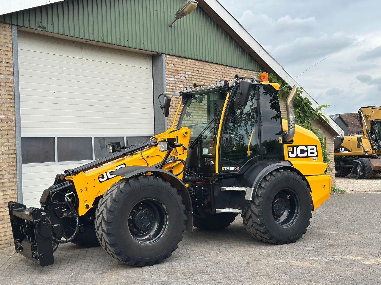 JCB TM320S sv - Telescopic wheel loader: picture 2 JCB TM320S sv - Telescopic wheel loader: picture 2