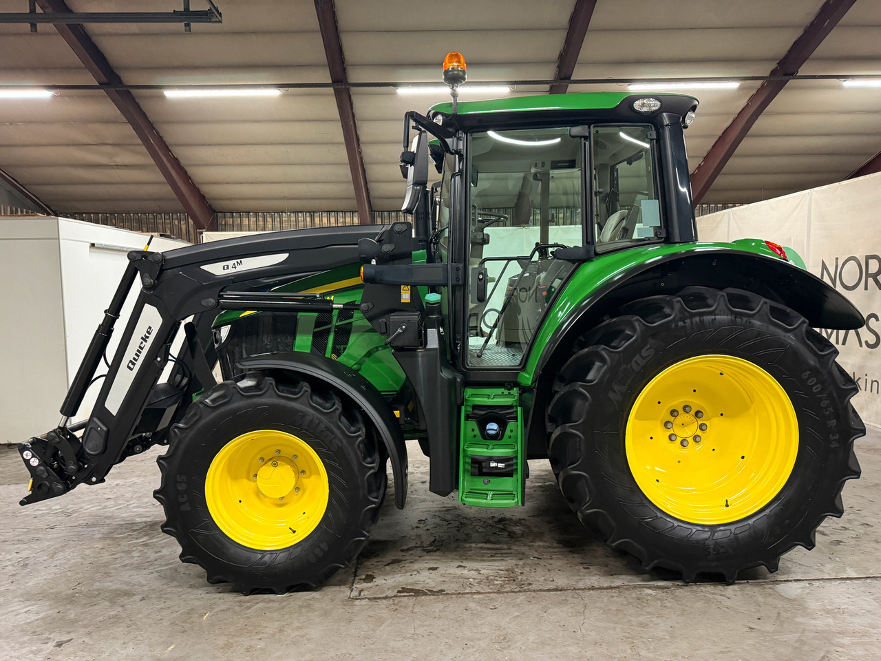 John Deere 6100M - Farm tractor: picture 2 John Deere 6100M - Farm tractor: picture 2