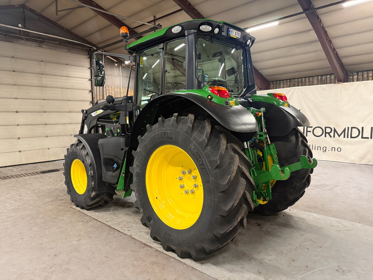 John Deere 6140M - Farm tractor: picture 3 John Deere 6140M - Farm tractor: picture 3