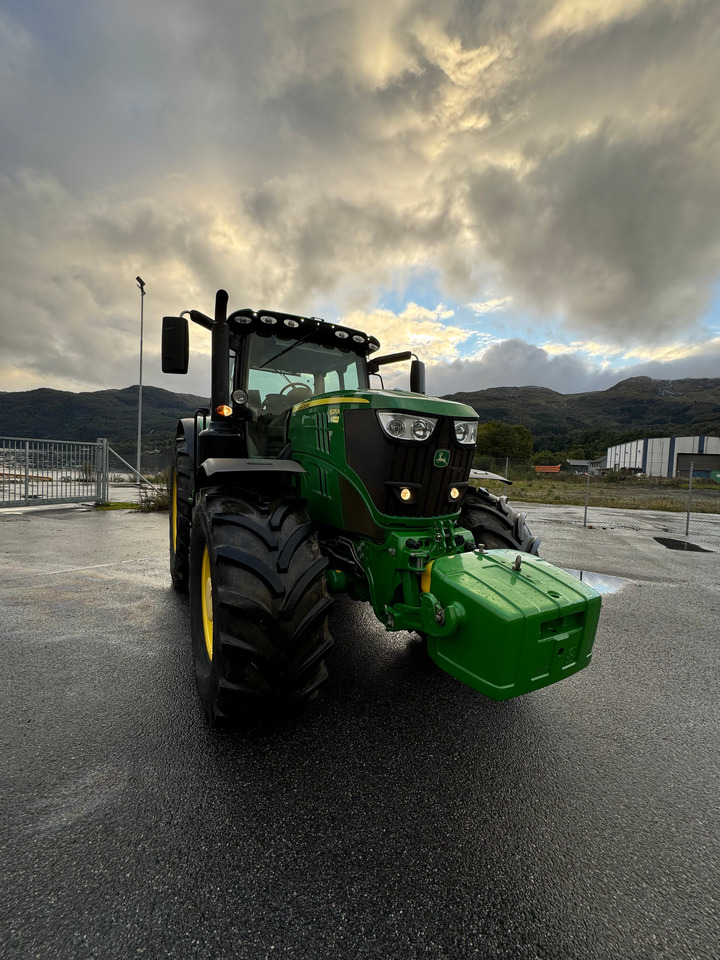 John Deere 6215R - Farm tractor: picture 5 John Deere 6215R - Farm tractor: picture 5