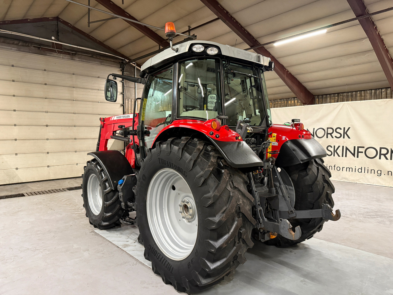 Massey Ferguson 5613 Dyna 4 - Farm tractor: picture 3 Massey Ferguson 5613 Dyna 4 - Farm tractor: picture 3